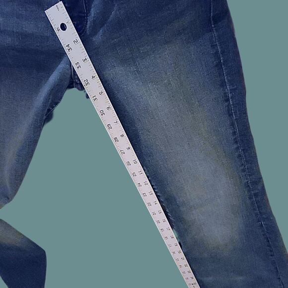 Forever 21 Light Wash Denim Low Rise Flare Jeans NWT, Size 29 - Picture 5 of 5